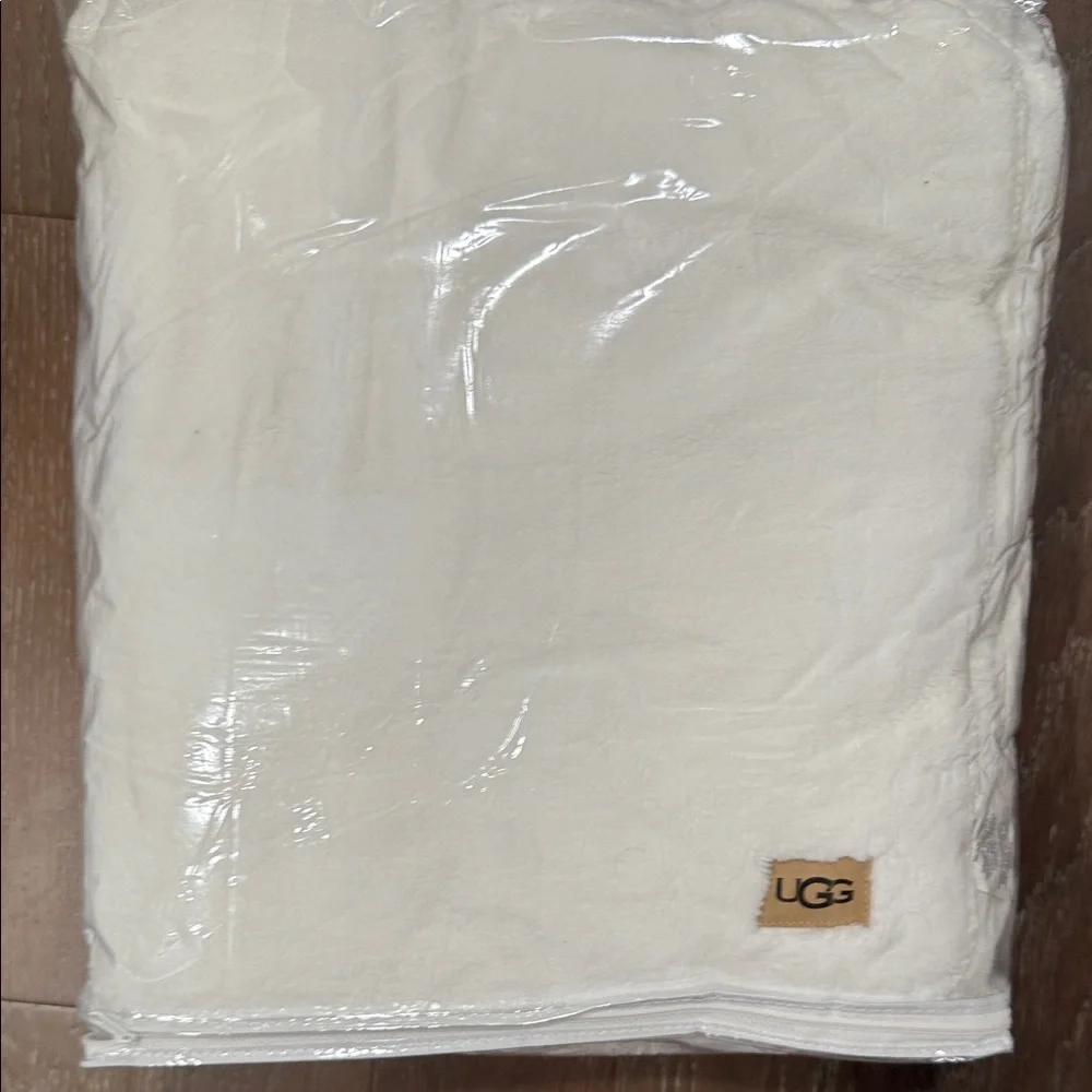 UGG Cream Plush throw blanket - Picture 1 of 3